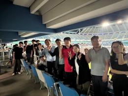 축구경기장에서 백운교 원장과 임직원들 단체사진